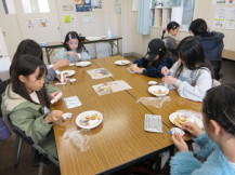 作品を作る子どもたち